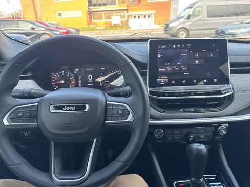 Used 2023 Jeep Compass Latitude image 3