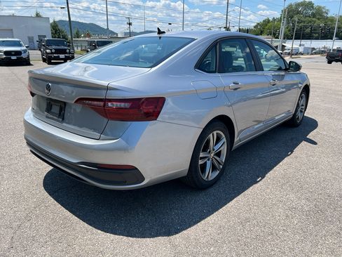 Used 2024 Volkswagen Jetta SE FWD image 3