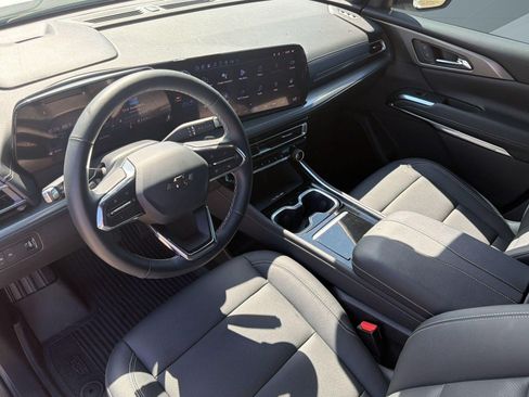 Used 2024 Chevrolet Traverse LT w/ Midnight/Sport Edition FWD image 4