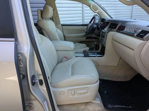 Used 2013 Lexus LX 570 4WD w/ Luxury Pkg w/Pre-crash image 31