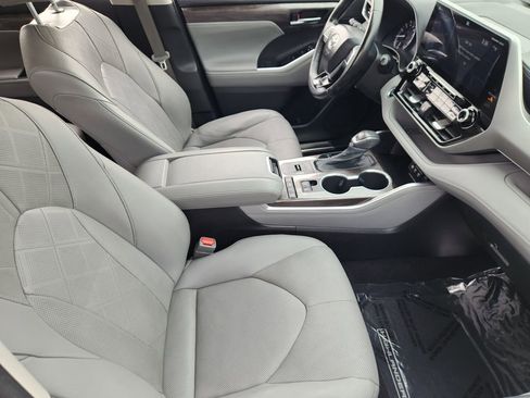 Used 2021 Toyota Highlander Platinum image 11