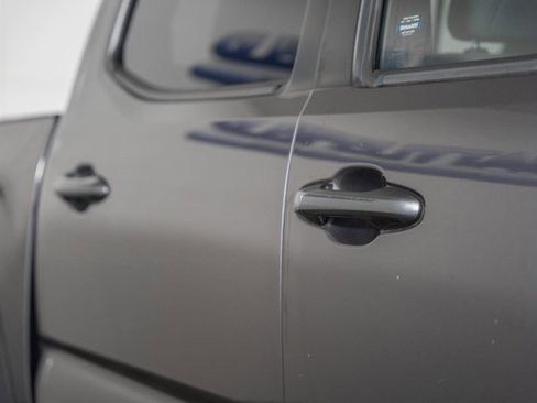 Used 2019 Toyota Tacoma TRD Off-Road image 17