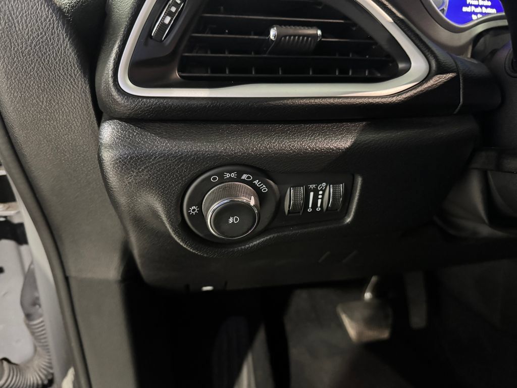 Used 2025 Chrysler Pacifica Select FWD image 35