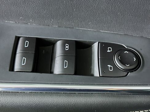 Used 2025 GMC Acadia Elevation image 15