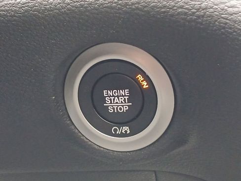 Used 2024 Chrysler Pacifica Premium image 20