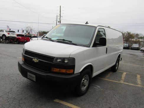 Used 2019 Chevrolet Express 2500 RWD image 2