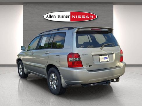 Used 2005 Toyota Highlander 2WD V6 w/ 3rd Row image 8