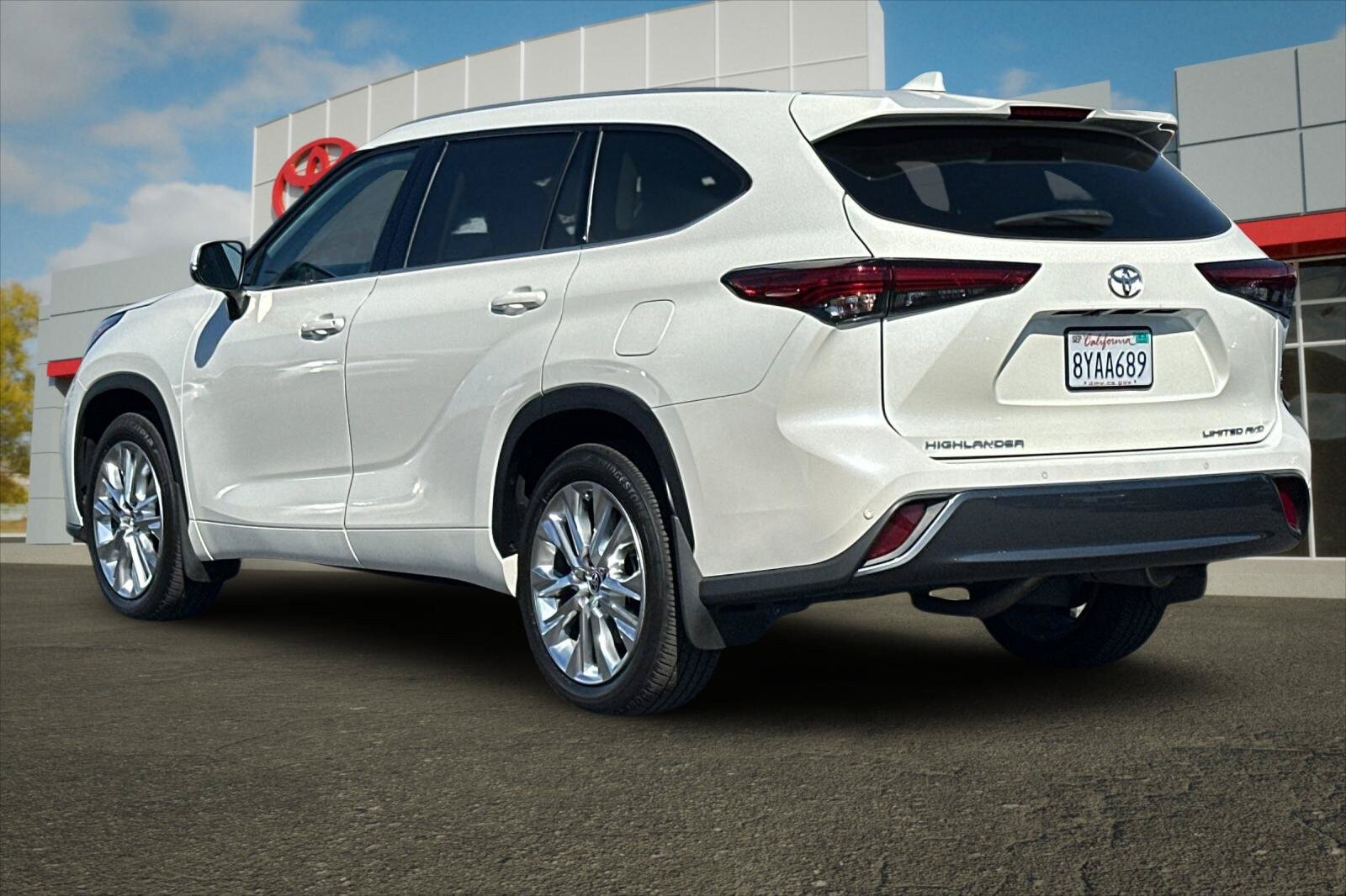 Certified 2021 Toyota Highlander Limited AWD/4WD image 5