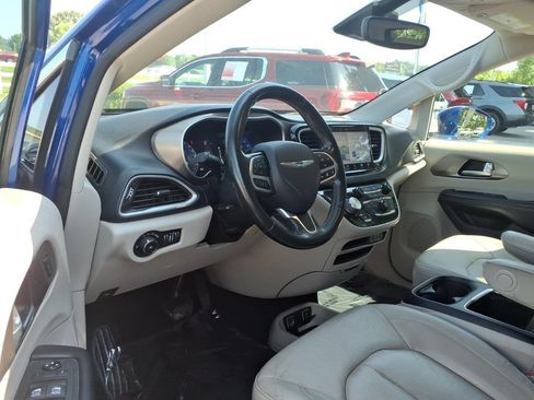 Used 2021 Chrysler Pacifica Touring-L FWD image 6
