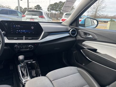 Used 2025 Chevrolet Trax LT image 11