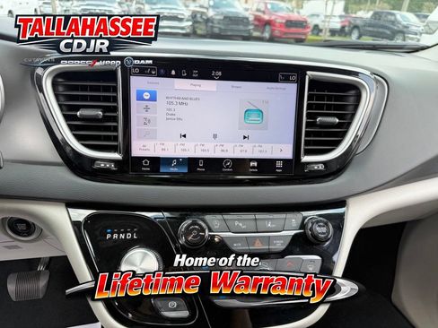 Used 2023 Chrysler Pacifica Touring-L FWD image 23