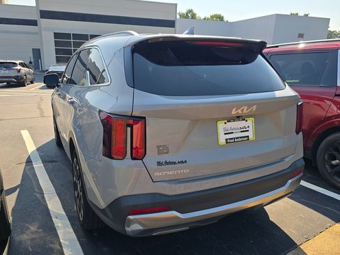 Certified 2025 Kia Sorento EX FWD image 8