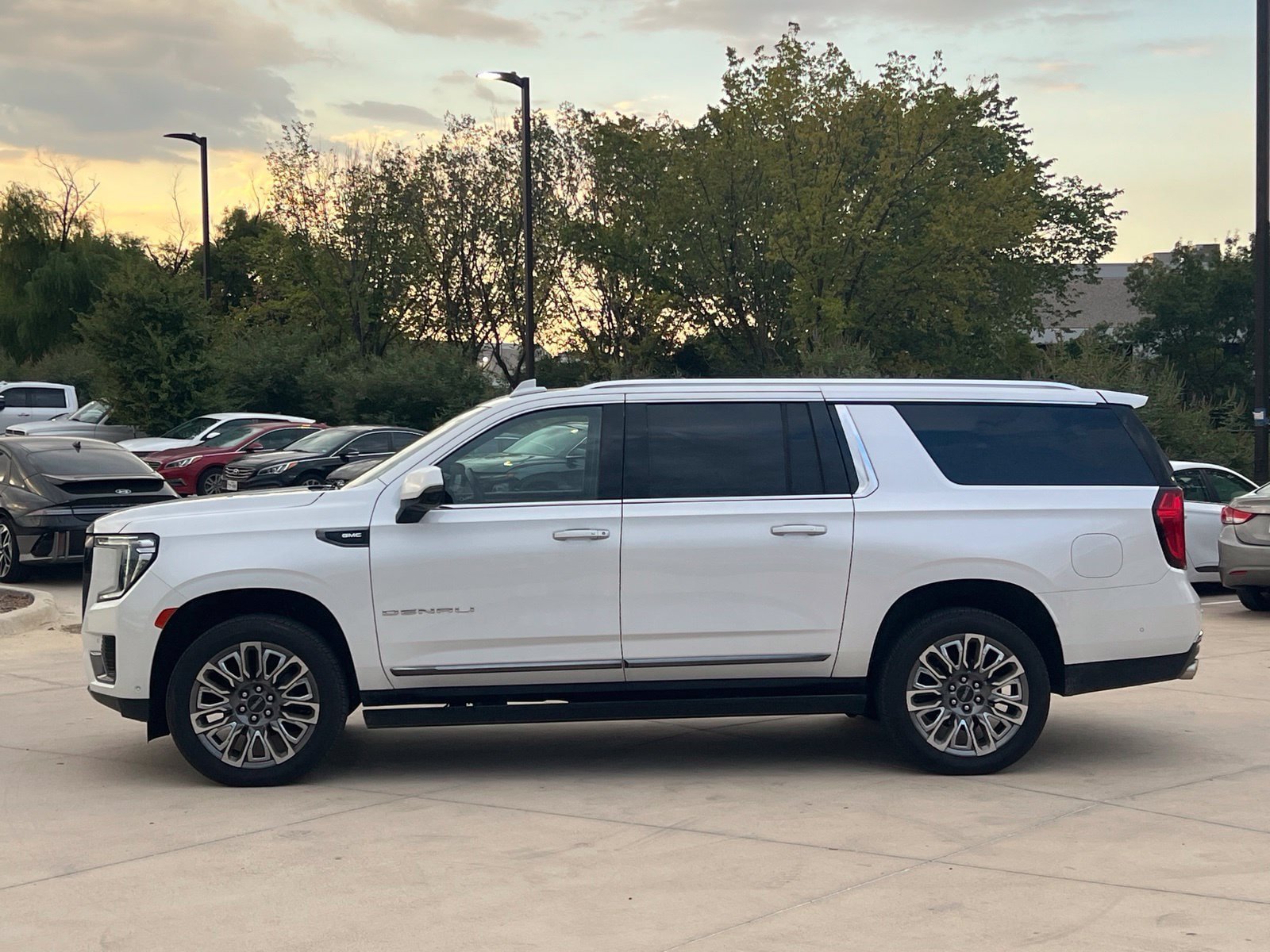Used 2023 GMC Yukon XL Denali Ultimate AWD/4WD image 6