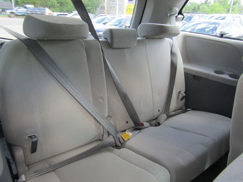 Used 2013 Toyota Sienna LE w/ Towing Pkg FWD image 17