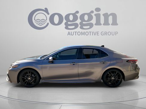 Used 2022 Toyota Camry XSE FWD image 2