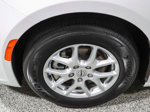 Used 2023 Chrysler Pacifica Touring-L FWD image 11
