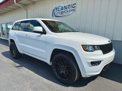 Used 2018 Jeep Grand Cherokee Altitude AWD/4WD image 4