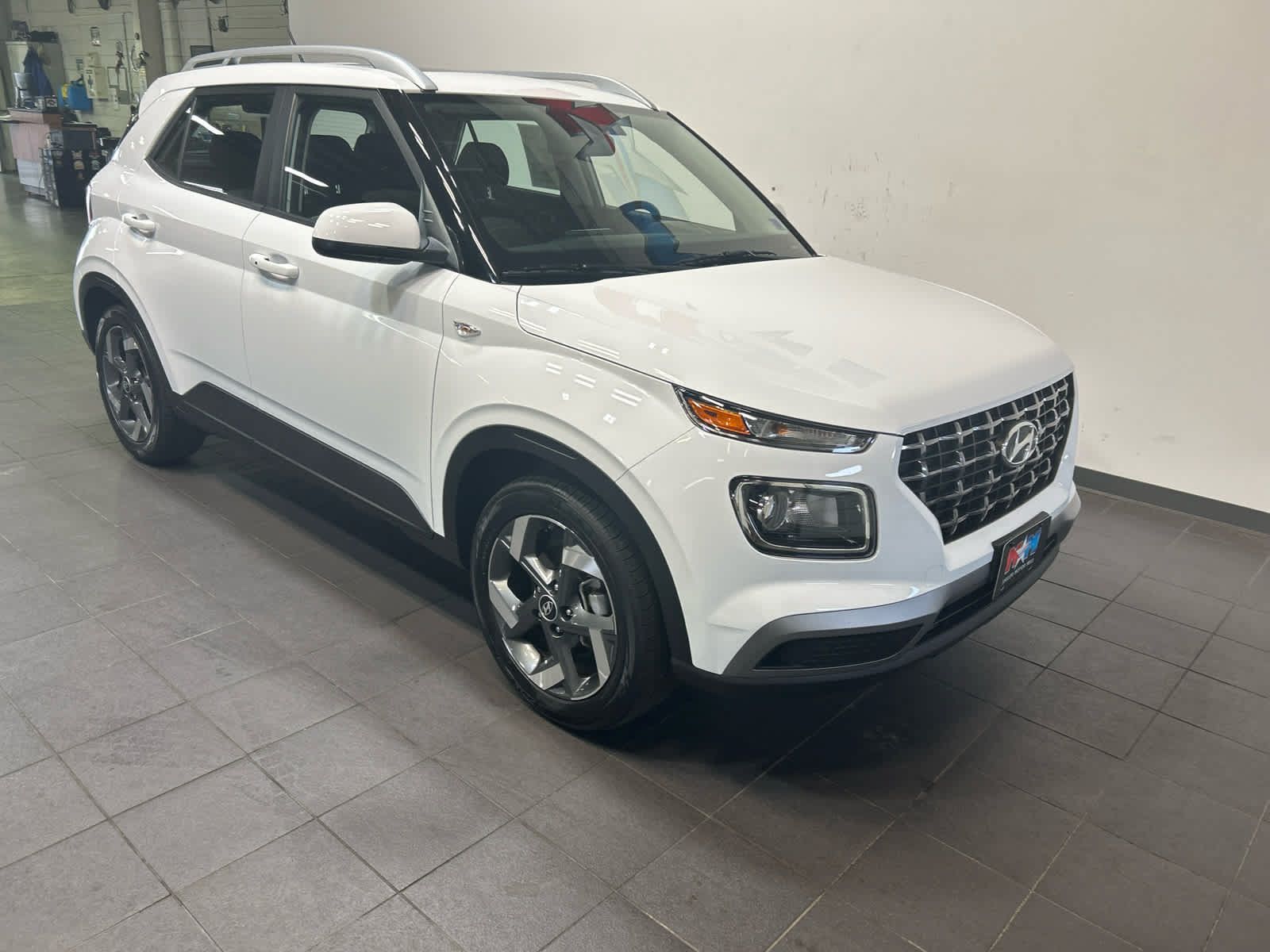 Used 2025 Hyundai Venue SEL FWD image 2
