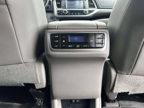Used 2019 Toyota Highlander Limited Platinum AWD/4WD image 19