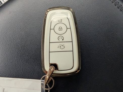 Used 2022 Ford Explorer XLT image 34