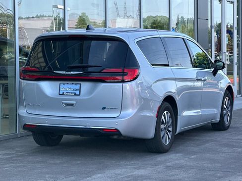 Used 2024 Chrysler Pacifica Limited FWD image 3