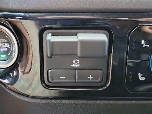 Used 2024 Chevrolet Silverado 2500 LTZ AWD/4WD image 29