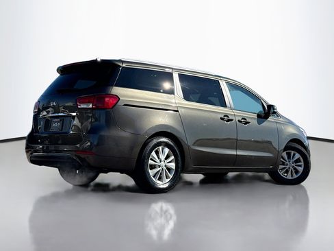 Used 2016 Kia Sedona LX image 2