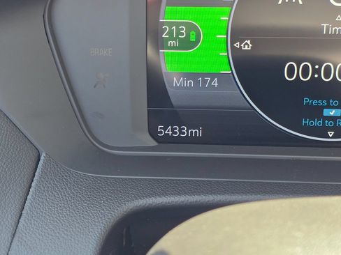 Used 2022 Chevrolet Bolt EUV LT w/ Comfort Package FWD image 26