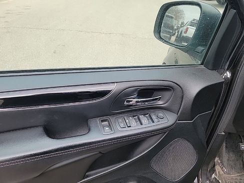 Used 2016 Dodge Grand Caravan SE image 13