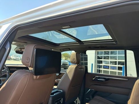 Used 2025 Chevrolet Suburban High Country AWD/4WD image 27