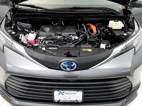 Certified 2025 Toyota Sienna LE AWD/4WD image 15