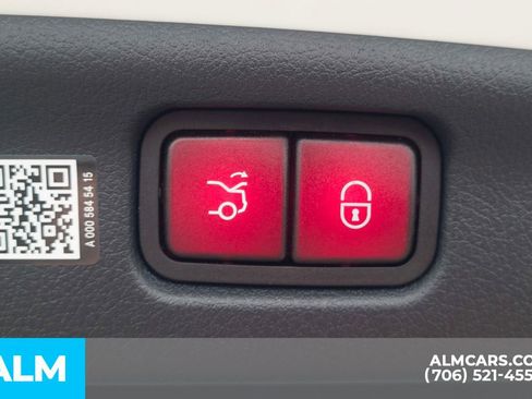 Used 2025 Mercedes-Benz C 300 Sedan image 9