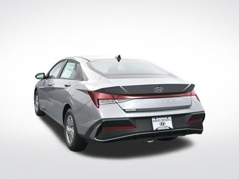 Used 2025 Hyundai Elantra SE FWD image 5