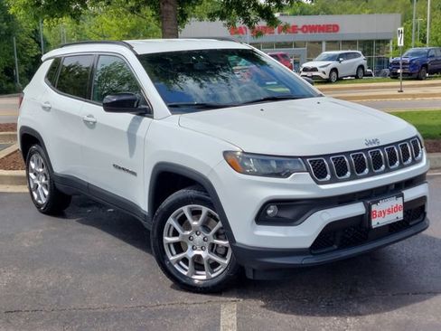 Used 2023 Jeep Compass Latitude AWD/4WD image 2