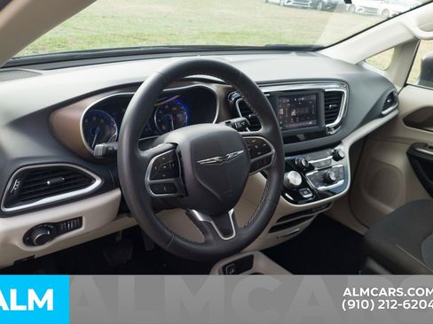Used 2022 Chrysler Voyager LX image 5