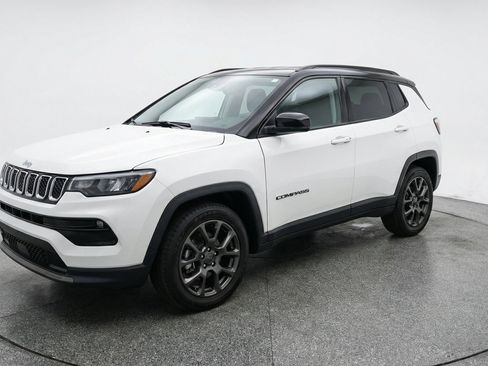 Used 2025 Jeep Compass Limited AWD/4WD image 3
