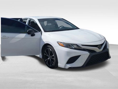 Used 2019 Toyota Camry L image 9