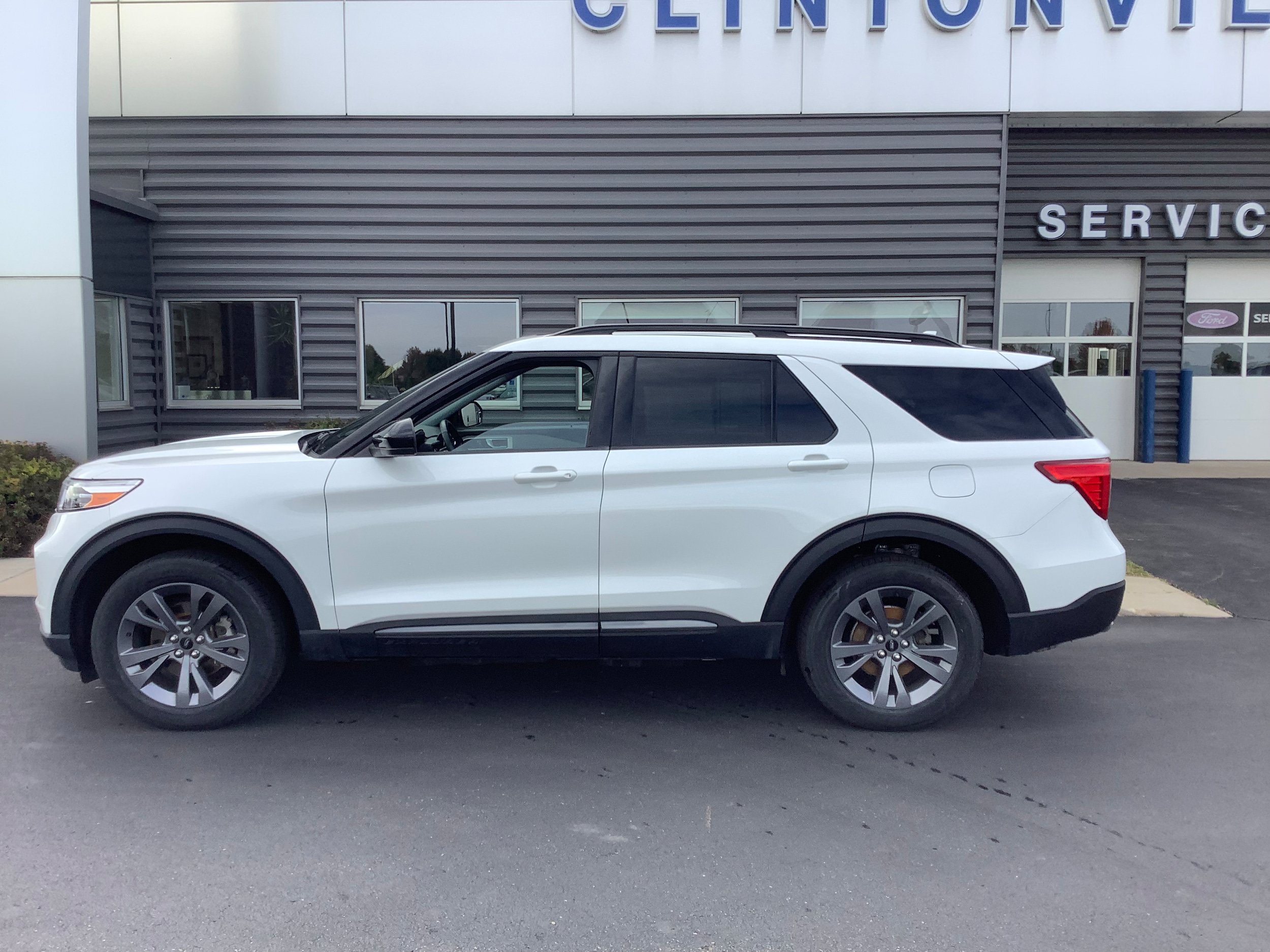 Used 2024 Ford Explorer XLT w/ Equipment Group 202A AWD/4WD image 2
