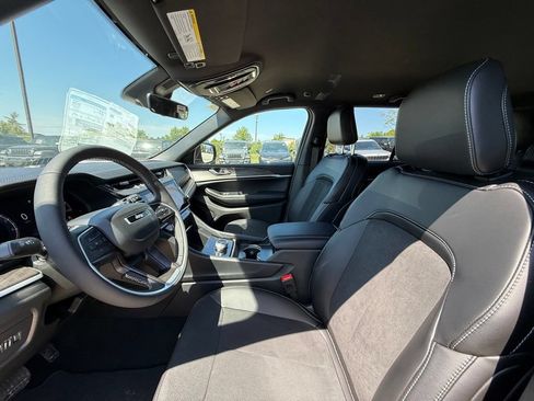 New 2026 Jeep Grand Cherokee Altitude AWD/4WD image 11
