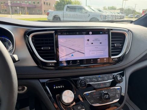 Used 2025 Chrysler Pacifica Pinnacle w/ Trailer Tow Group AWD/4WD image 35