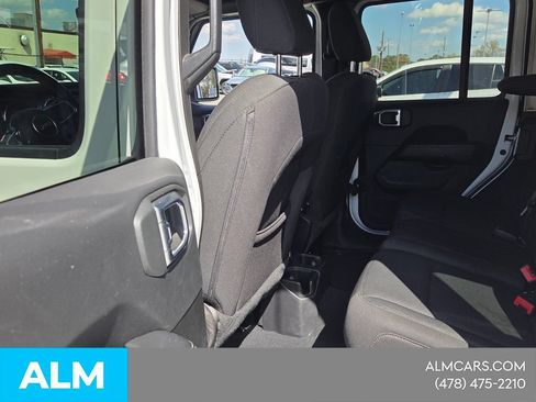 Used 2022 Jeep Wrangler Unlimited Sahara w/ Cold Weather Group AWD/4WD image 8
