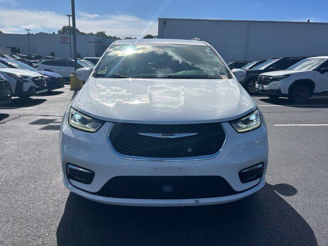 Used 2022 Chrysler Pacifica Touring-L FWD image 2
