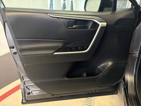 Used 2021 Toyota RAV4 LE AWD/4WD image 21