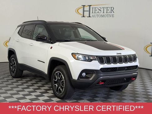 Used 2025 Jeep Compass Trailhawk AWD/4WD image 2