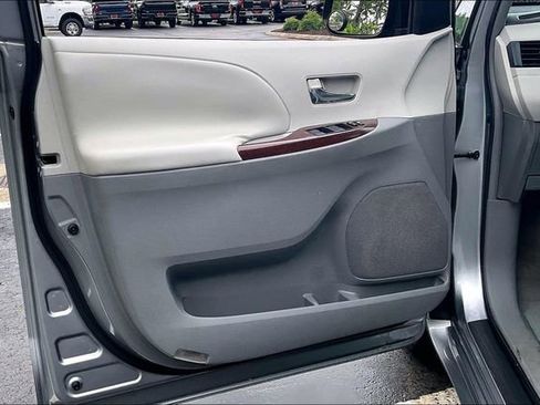Used 2011 Toyota Sienna XLE FWD image 23