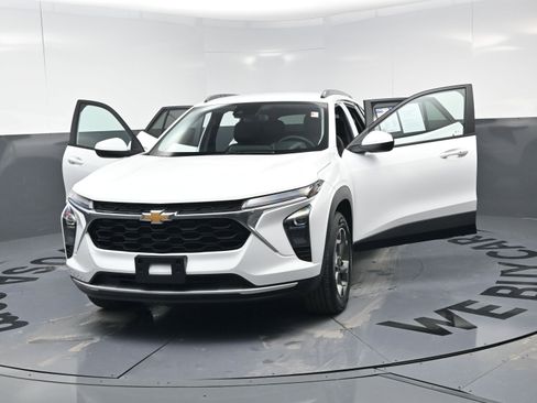 Used 2025 Chevrolet Trax LT w/ Driver Confidence Package image 21