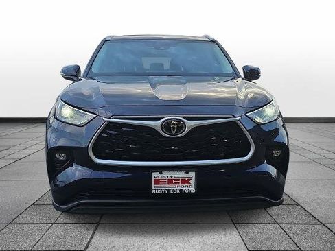 Used 2022 Toyota Highlander XLE AWD/4WD image 2