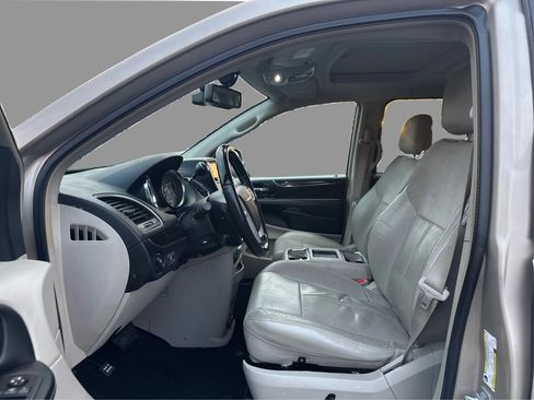 Used 2015 Chrysler Town & Country Limited Platinum FWD image 10