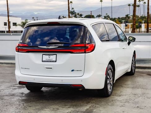 Certified 2024 Chrysler Pacifica Select image 9