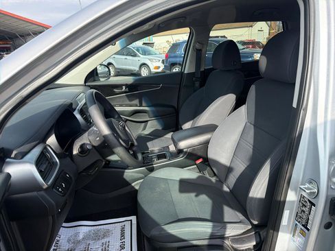 Used 2019 Kia Sorento LX image 11